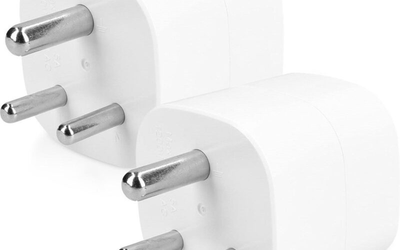 kwmobile set van 2 reisstekkers - Type D wereldstekker - Voor het opladen van je telefoon en reisaccessoires - In bijv. India, Nepal en Sri Lanka - Wit